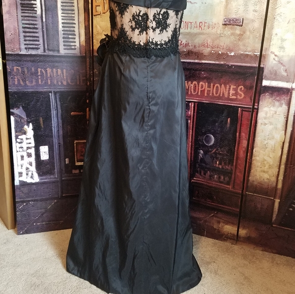 Strapless hand sewn silk gown with rose accent - Picture 3 of 16